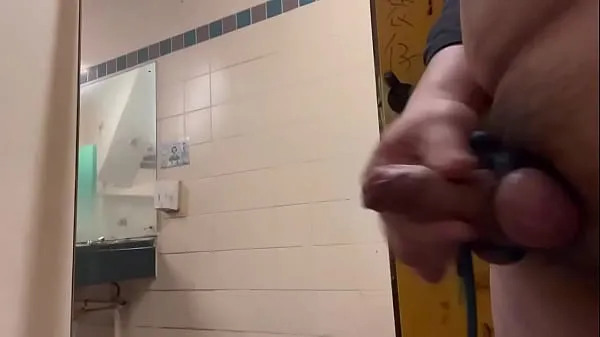 Frische Meinen gefesselten Schwanz und Ball in der öffentlichen Toilette wichsenbeste Videos