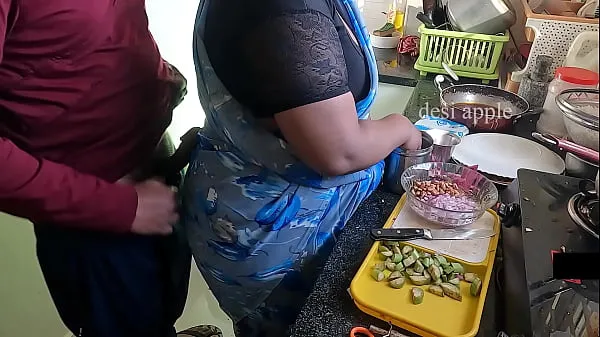 新鲜flashing and jerking infront of maid swathi in kitchen最佳视频