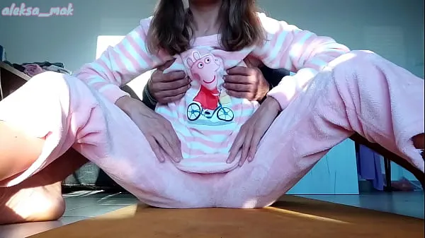 Nouvelles demi-frère dur secousses chatte et petits seins demi-soeur en pyjama meilleures vidéos