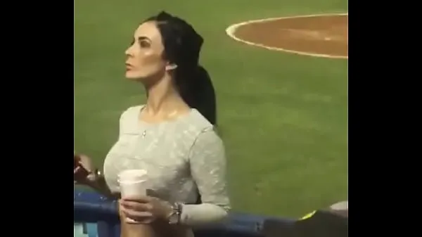 Nouvelles Little milf ass dancing in the stadium meilleures vidéos