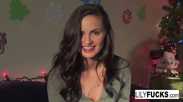 Lily nos conta seus desejos de Natal com tesão antes de se satisfazer em ambos os buracos melhores vídeos recentes