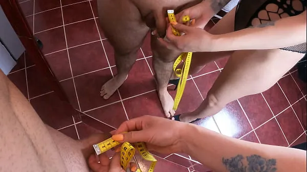 Nuovi Sega con 2 dita vicino allo specchio. Con enorme sborrata. Misurazione del cazzo. Calda sega amatoriale milf con i tacchi alti. Grande sborrata con la mano da una coppia amatoriale. Vero video fatto in casa con mia moglievideo migliori