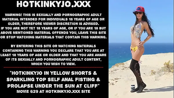 Nouvelles Hotkinkyjo en short jaune et haut étincelant auto fist anal et prolapsus sous le soleil à la falaise meilleures vidéos