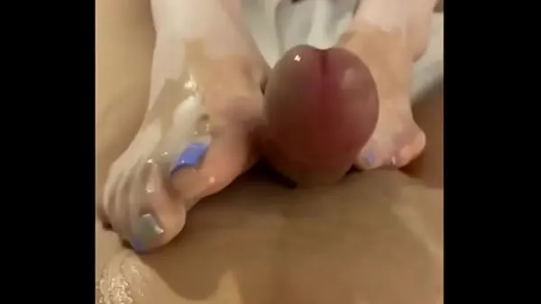 The queen trains the inch to stop the footjob and extract the sperm, the stockings JJ super cool footjob, after the footjob, I still don't let it go, continue the footjob and squeeze the sperm Video terbaik baru