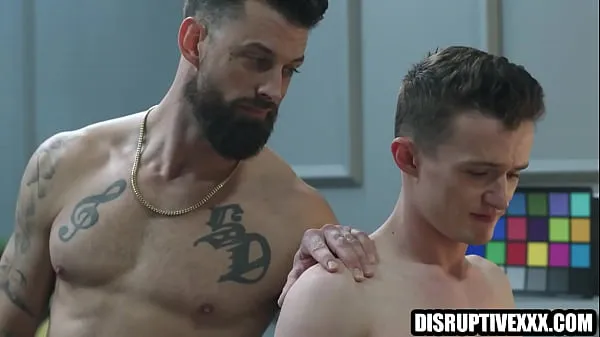 Nouvelles Un acteur porno gay débutant est maltraité sur le plateau de tournage meilleures vidéos