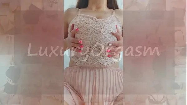 Nouvelles Jolie fille en robe rose et cheveux bruns joue avec ses gros seins - LuxuryOrgasm meilleures vidéos