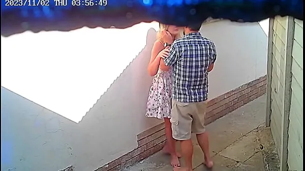 Nouvelles Une caméra de vidéosurveillance a filmé un couple en train de baiser devant un restaurant public meilleures vidéos