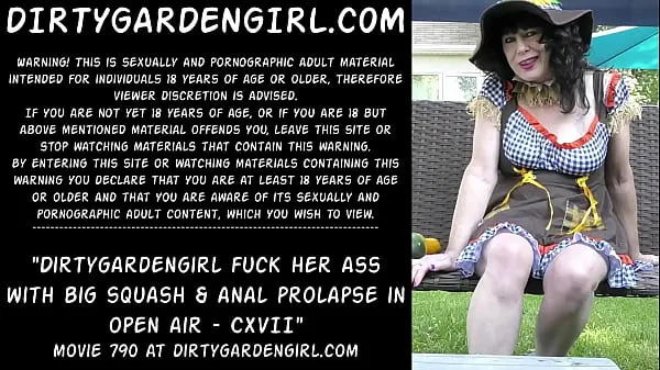 Nouvelles Dirtygardengirl lui baise le cul avec une grosse courge et un prolapsus anal en plein air meilleures vidéos