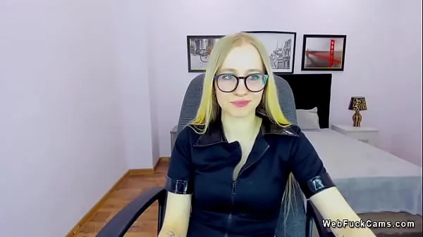 Nouvelles MilanaFoster, une blonde amateur mince et sexy, enlève sa chemise noire à manches courtes et montre de beaux petits seins tout en discutant sur sa webcam meilleures vidéos