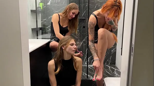 Nouvelles Smell Of Pussies, Asses And Dirty Feet Of Two Mistresses Is Toothpaste For Slave meilleures vidéos