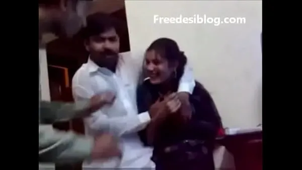 Taze Pakistani Desi girl and boy enjoy in hostel room en iyi Videolar